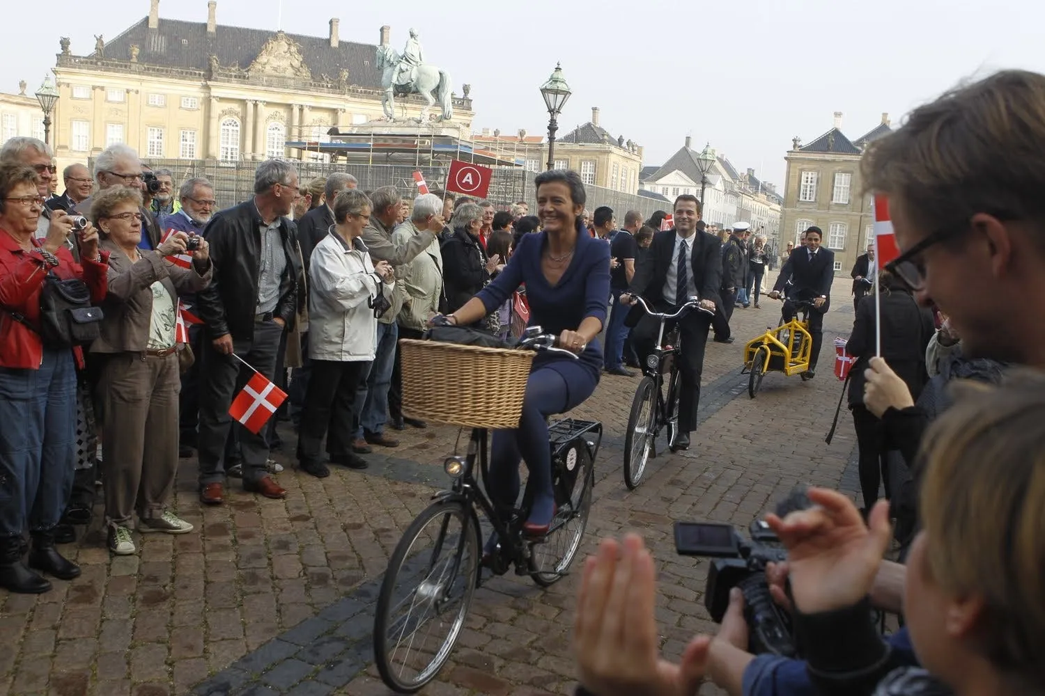 Octubre de 2011. Funcionarios del nuevo gobierno danés van en bicicleta a presentarse formalmente en el palacio ante la Reina. Fuente